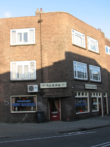 820886 Gezicht op de voorgevel van Chinees-Indisch Restaurant New Garden (Jan van Scorelstraat 161) te Utrecht; op de ...